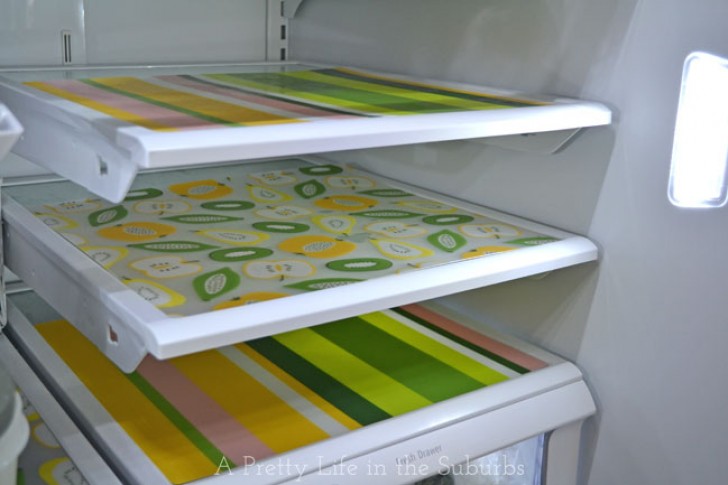 E se ancora state pensando a tutte le soluzioni che vi permettono di risparmiare tempo nella pulizia del frigo, ecco un altro trucco: proteggete i ripiani usando delle comuni tovagliette in plastica!