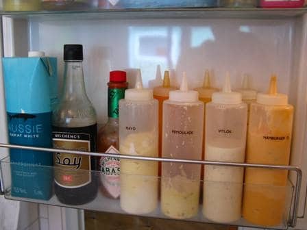 Usan mucho las salsas? Crear un angulo especial en la heladera, quizas traspasando en botellas de plastic del tipo "compresion".