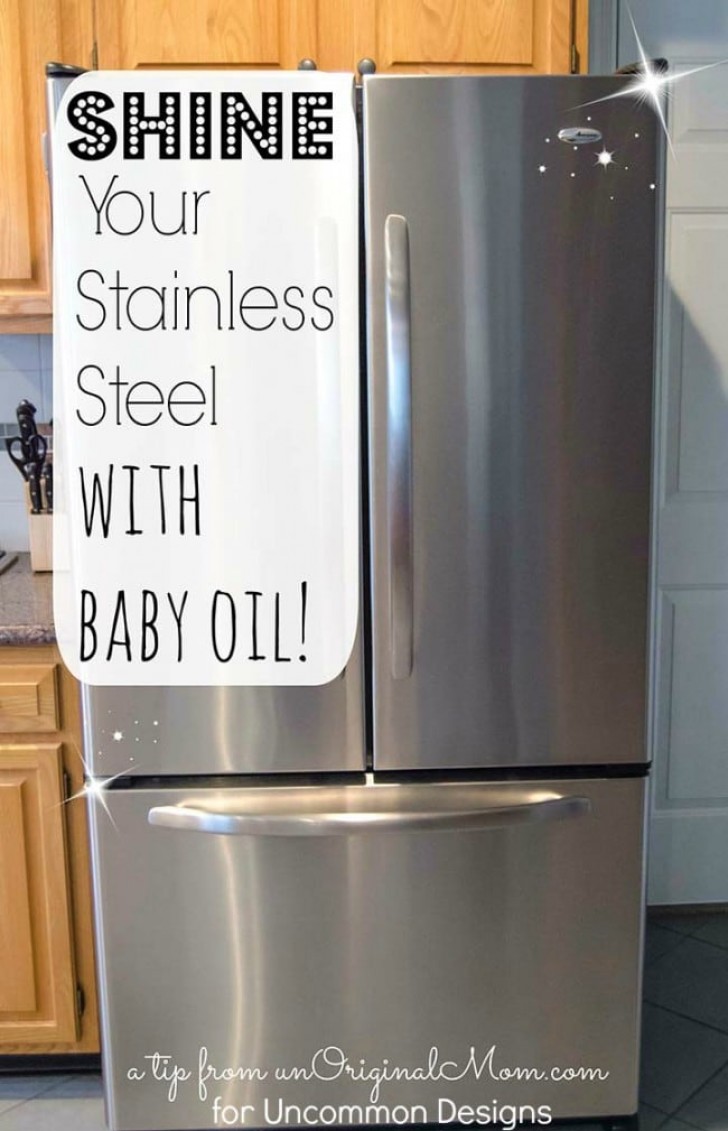 Il vostro frigo è in acciaio inox? Provate a pulirlo con dell'olio per il corpo!