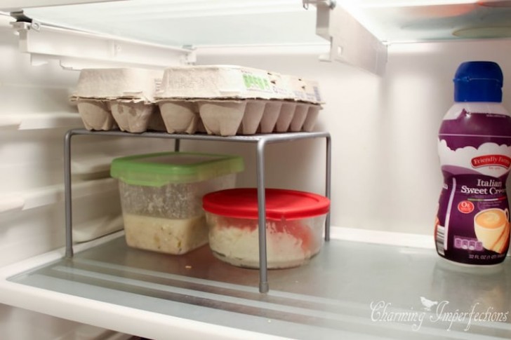 Um ótimo truque para criar mais espaço é usar estas pequenas prateleiras. Você vai ver que seu refrigerador vai ficar mais organizado e você poderá colocar muito mais coisas dentro.