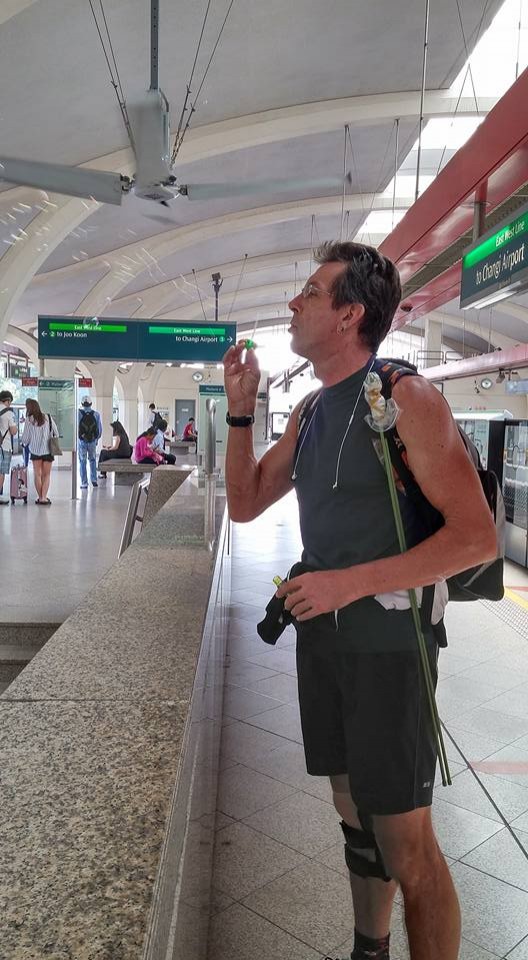 Eu vi este homem fazendo bolas de sabão na estação de trem. Quando me olhou, abriu um sorriso e disse: "ninguém imagina que seja um adulto que esteja fazendo bolas de sabão".