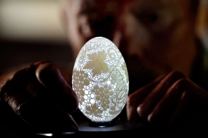 1. Een eierschaal die is bewerkt door een kunstenaar, met meer dan 20.000 gaten!