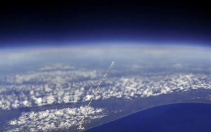 18. Een uitzicht op de Space Shuttle Atlantis vanuit het Internationale Ruimtestation