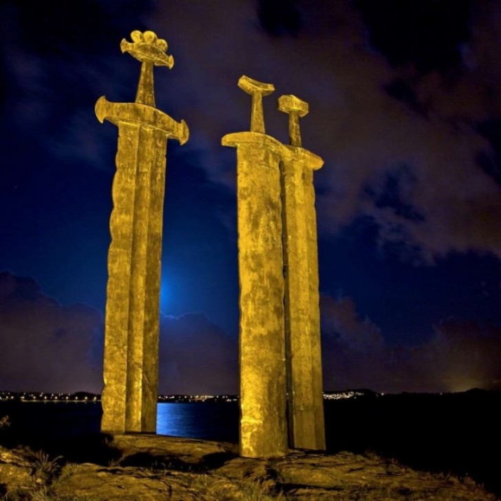 21. Nicht einer, sondern drei Schwerter im Fels: Das besondere Denkmal "Sverd i fjell" an der norwegischen Küste