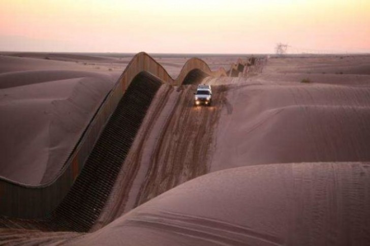 23. Een kronkelige omheining over de zandduinen in Algodones in Californië.