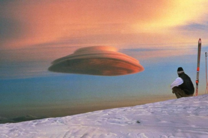 24. Een lenswolk neemt de vorm aan van een UFO in een maanlandschap!