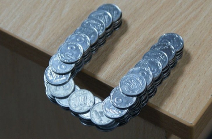 8. Ein Beispiel wie man Münzen an einer Tischkante anordnen kann ohne dass sie fallen!