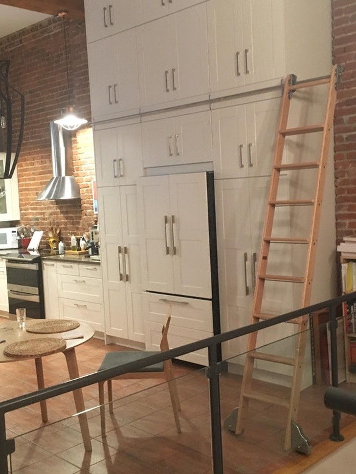 14. L'escalier qui permet d'accéder aux étagères les plus hautes de la cuisine !