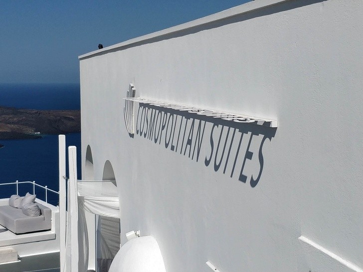 25. Cet hôtel à Santorin a conçu une enseigne originale qui "fait de l'ombre" sur le mur les jours ensoleillés !