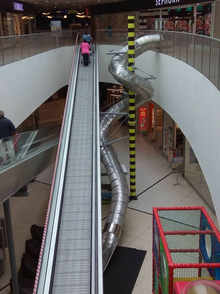 27. Une alternative à l'escalier roulant est un toboggan amusant !