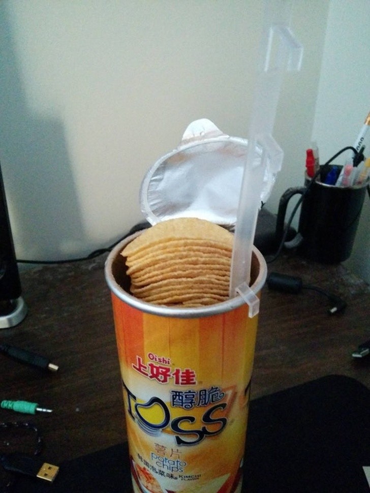 5. Cette marque asiatique de Pringles a créé un rabat qui soulève les chips sans avoir à mettre toute la main dans la boîte !