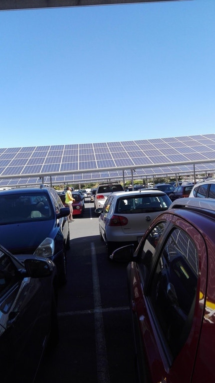 7. Des panneaux solaires qui produisent de l'énergie tout en protégeant les voitures du soleil.