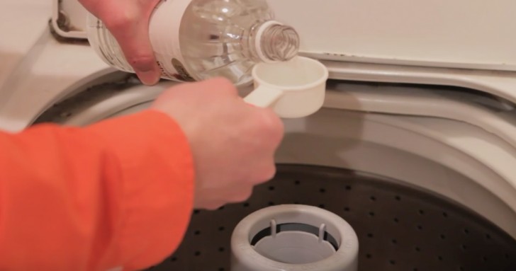 Ecco 10 motivi per cui utilizzare l'aceto quando si accende la lavatrice.
