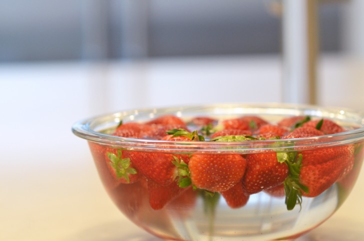Gebt in eine Schüssel einen Teil Weißweinessig zu fünf Teilen Wasser (angepasst an die Anzahl der Erdbeeren und die Breite des Behälters).