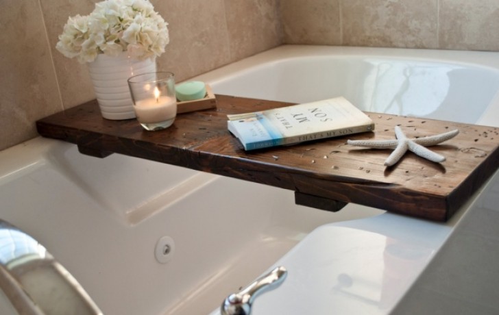 Ajoutez du confort en apportant ou en créant une tablette pour vos moments de détente totale : l'expérience du bain sera encore plus agréable !