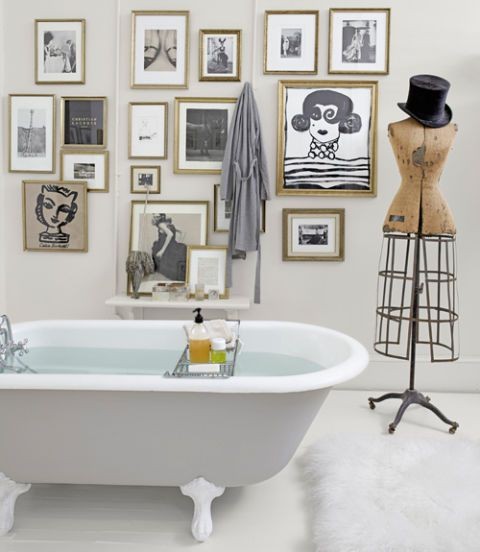 Tot slot, als je van kunst houdt, wees dan niet bang om zelfs van de badkamer een ruimte te maken waar je ervan kunt genieten!