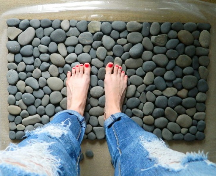 Caminar sobre piedras hace muy bien a los pies: es un poco como hacer un masaje de reflexologia plantar! Entonces porque no pensar de realizar una alfombra con este curioso material?