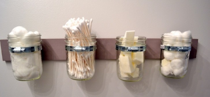 Transform common glass jars into containers for the most used objects in the bathroom.