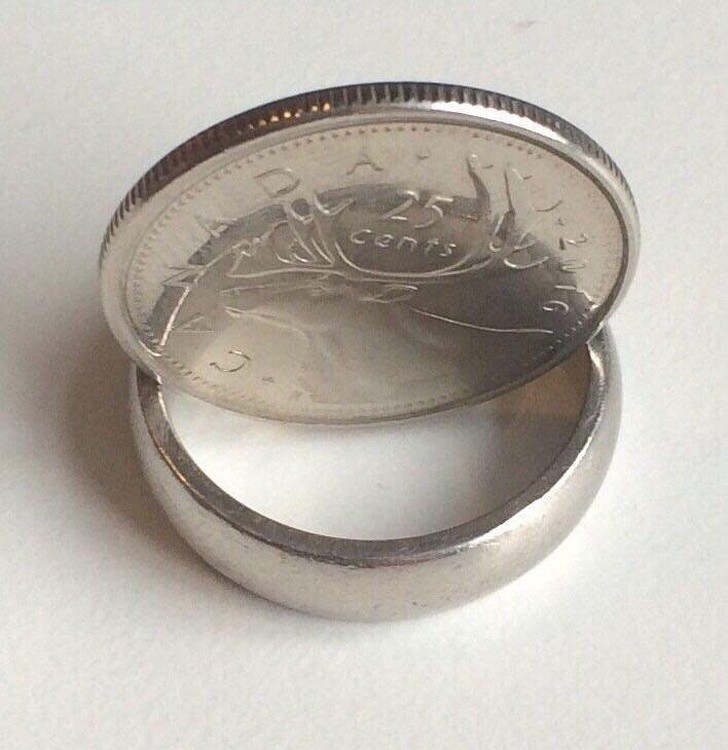 14. La moneta non è trasparente, ma solo ben bilanciata sull'anello e...scintillante!