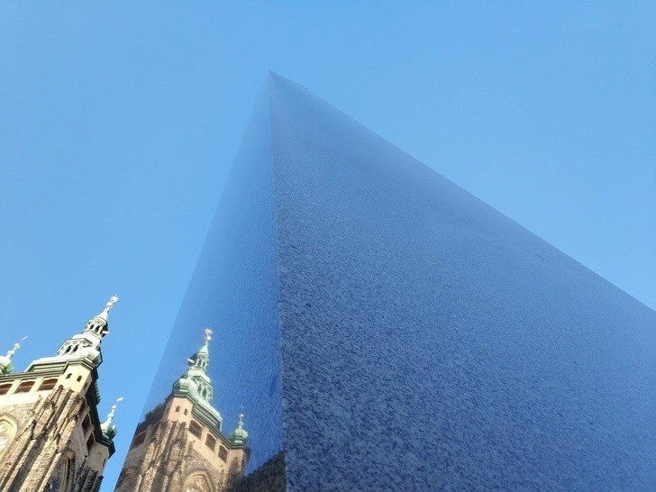 2. Un obélisque de granit à Prague qui se fond dans le ciel.