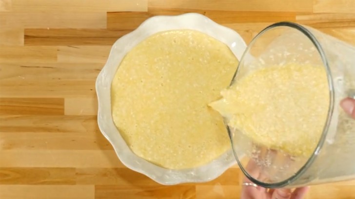 Transférez tout le contenu du bol dans un moule à pâtisserie et faites cuire pendant environ 45 à 50 minutes à 180°.