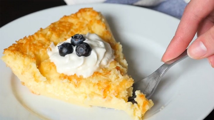 Laissez refroidir et recouvrez le gâteau au citron avec de la crème et des bleuets.