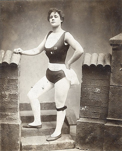 Pour cette raison, voir une femme avec des muscles était quelque chose d'exceptionnel : il n'était pas fréquent d'observer le corps d'une femme en maillot, encore moins avec des biceps sculptés.