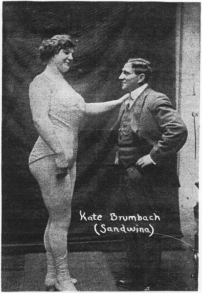 Una delle più famose 'Donne Forzute' fu Katie Brumbach, il cui soprannome era Lady Hercules: sollevava il marito sopra la sua testa con un solo braccio, mentre nell'altro teneva un peso da 100 kg. 