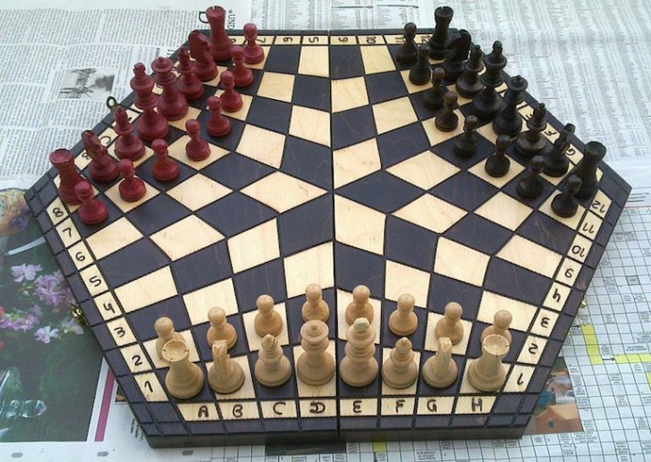 La tavola degli scacchi a tre è un esagono, anche se possono esserci anche altre forme.