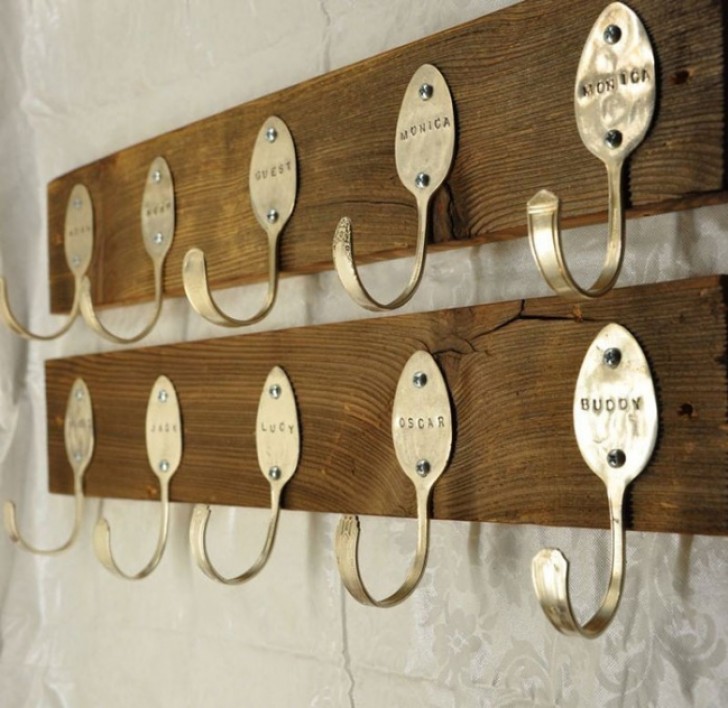 16. A personalized coat hanger thanks to old engraved spoons!