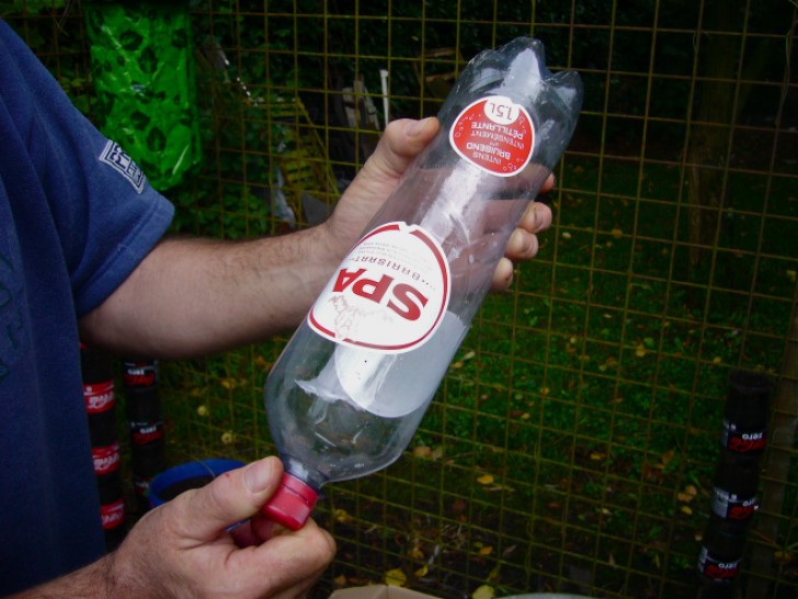 Om du redan har lagt undan de tomma plastflaskorna, kan du omedelbart börja implementera detta projekt! Steg 1: flaskan som ska fungera som bas måste vara försedd med ett lock.