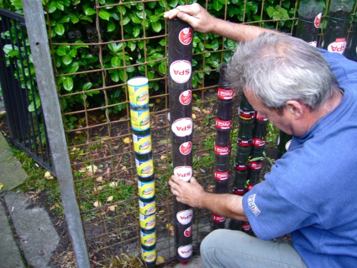 7. Disposez les bouteilles de façon à ce que la tour prenne forme, en les fixant à la grille avec du fil de fer.