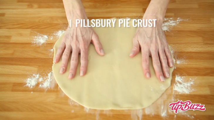 1. Sprinkle the work surface with flour and place the first disc of puff pastry (better if rectangular) on the floured surface.