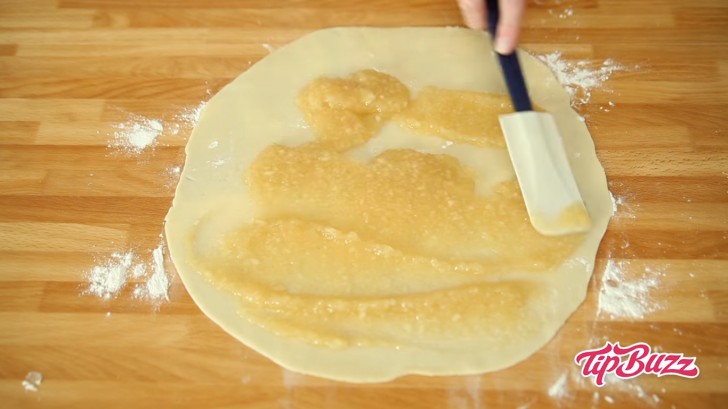 2. Prepare an apple puree by blending the fruit together with lemon juice and a pinch of powdered cinnamon. Spread the puree on the pastry with a soft silicone spatula.