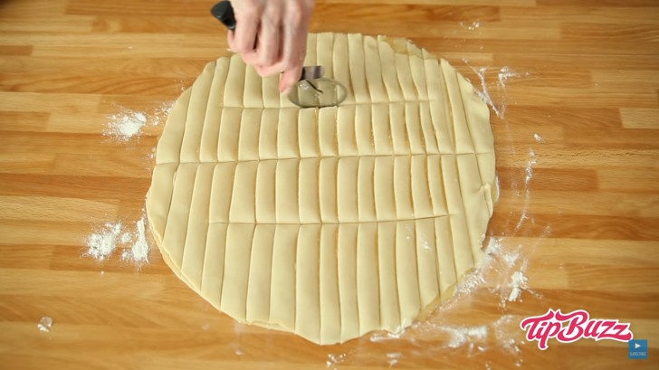 4. Crear rectangulos de masa rellena ayudandose con un rodillo corta pasta.