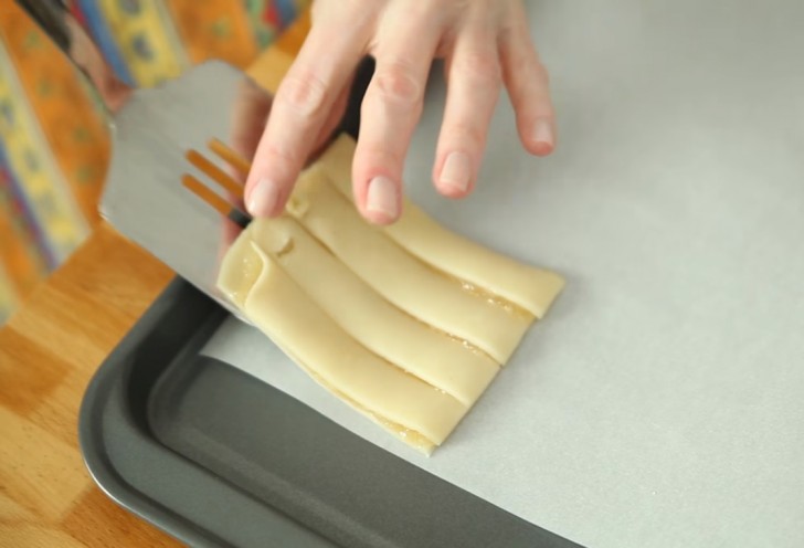 5. Place them on a baking tray covered with parchment paper in groups composed of three or four pieces.