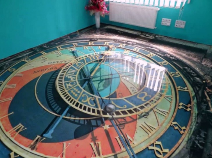 A floor in which you can get lost among the gears of a clock ... Really original!