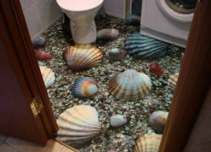 Una colecion de caracoles en el baño.