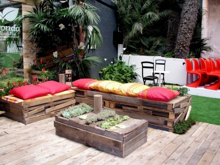 4. A relaxation corner built entirely with wooden pallets.