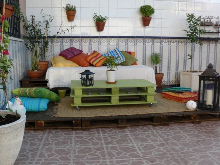 5. Lots of cushions on this wooden pallet structure makes the environment even more welcoming.