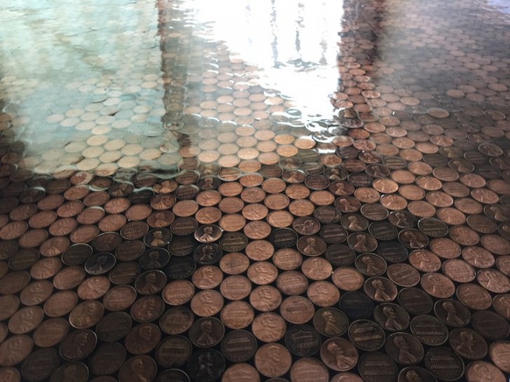 From a closer inspection, we can also admire Tonya's scrupulousness. In fact, all the pennies are glued in the same direction! Just follow Abraham Lincoln's gaze to confirm that this is true ...