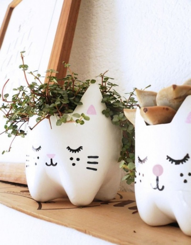 9. Realizzate il vostro vaso con decorazioni feline a partire da una bottiglia di plastica.