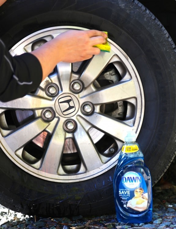 Do you want to clean the rims of your car? No need to buy a special product! Common dishwashing liquid will do a great job!