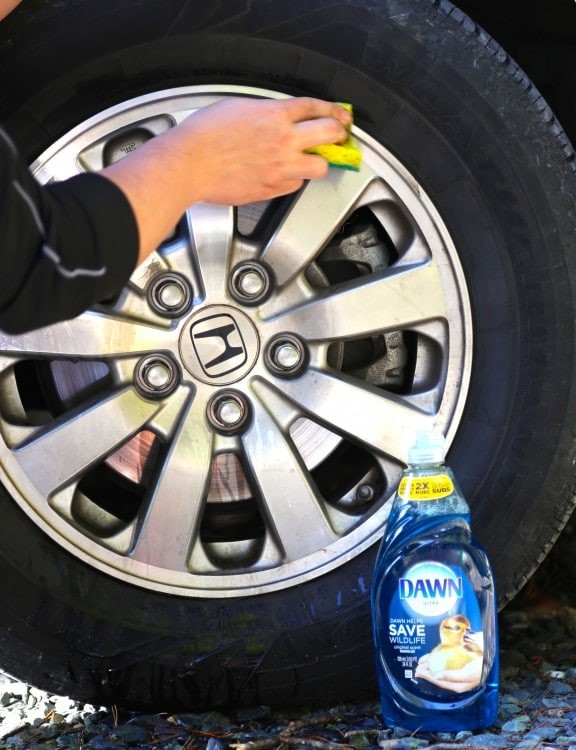 Para limpar as calotas do carro você pode usar um sabão para louças.