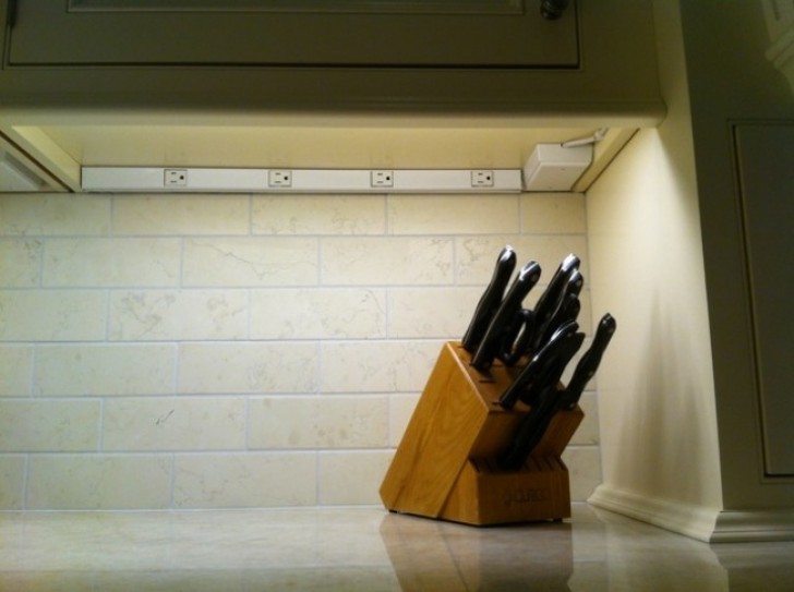 11. A smart way to hide unsightly electrical outlets --- is under the kitchen cabinets!