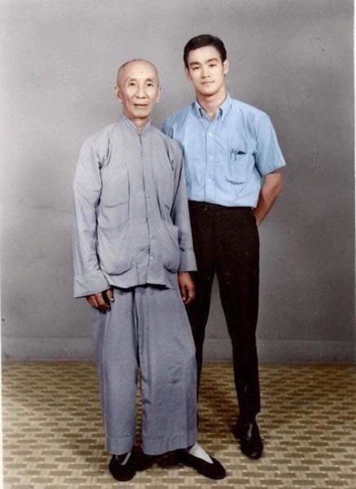 10. Bruce Lee insieme al suo maestro, 1958.