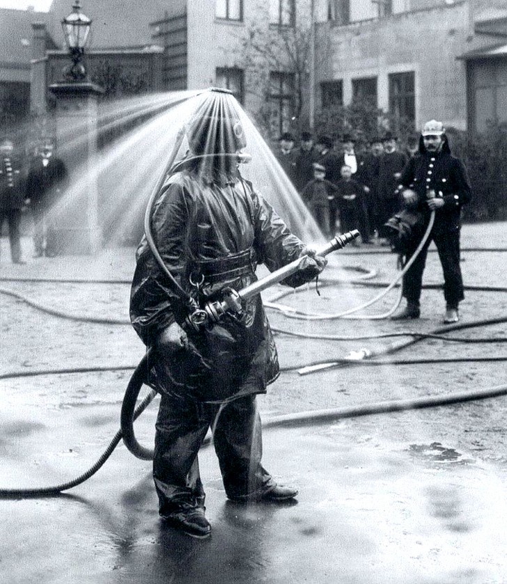 11. Dimostrazione del funzionamento del casco per vigili del fuoco, Germania, 1900.