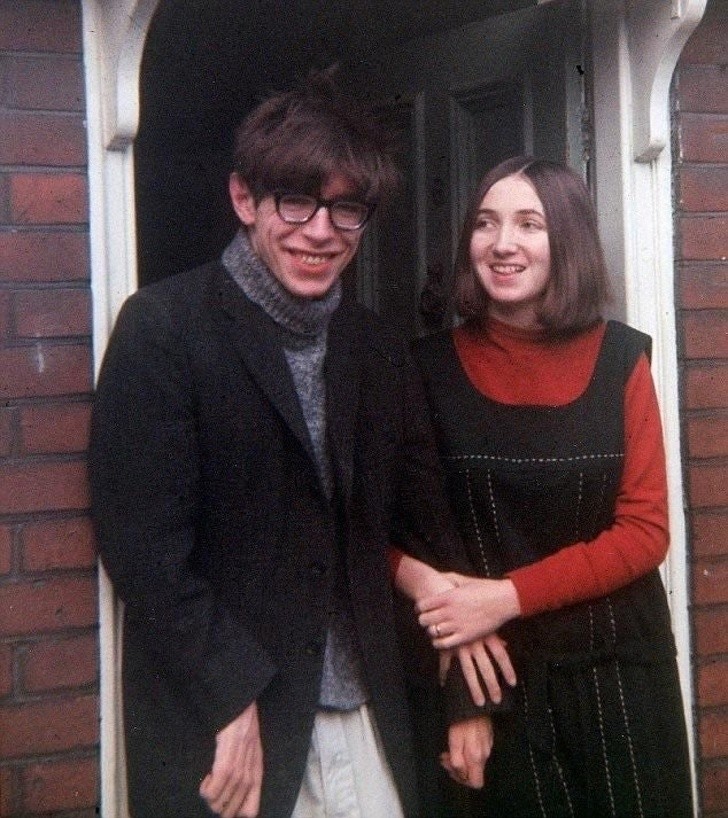13. Stephen Hawking insieme alla sua futura moglie, 1964.