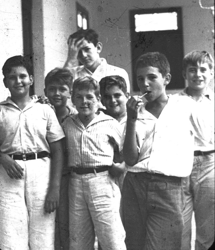 15. Un giovane Fidel Castro con un lecca- lecca, insieme ai suoi amici, 1940.