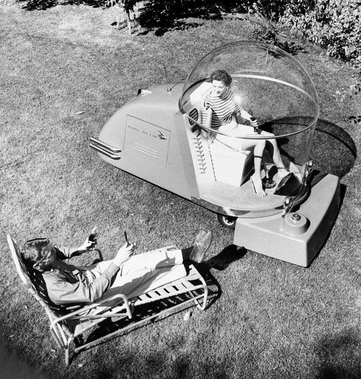 20. Un tosaerba con aria condizionata, 1950.